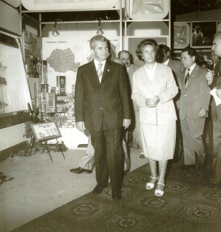 Preşedintele Nicolae Ceauşescu şi Elena Ceauşescu au vizitat, la 19.VIII.1978, târgul de mostre de bunuri de consum, organizat la Complexul expoziţional din Piaţa Scânteii. (19.VIII.1978)