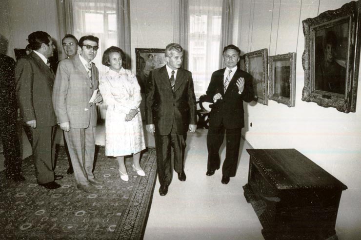 În prezenţa conducătorilor de partid şi de stat, în ziua de 21 august 1978, a fost inaugurat, în Bucureşti, Muzeul de artă. Aspect de la vizitarea Muzeului de artă.(21.VIII.1978)