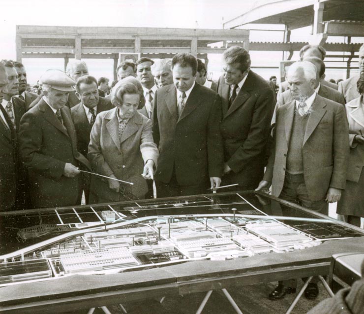 Vizita de lucru a preşedintelui Nicolae Ceauşescu, a Elenei Ceauşescu, a altor conducători de partid şi de stat, în judeţul Cluj-Napoca. În faţa machetei de utilaj greu - Cluj-Napoca. (14-15.IX.1978)
