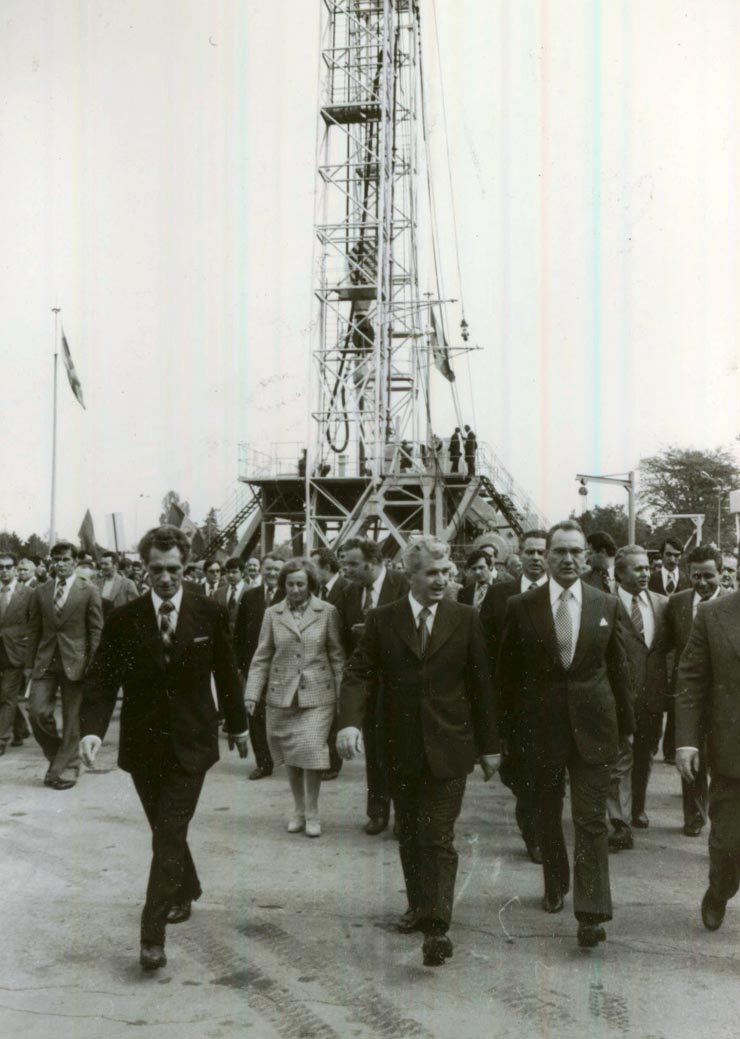 Conducători de partid şi de stat la cea de a V-a ediţie a Târgului Internaţional Bucureşti şi la prima expoziţie internaţională de vânătoare organizată în ţara noastră. În timpul vizitei, la una din cele mai recente creaţii ale constructorilor din domeniul petrolier: instalaţia de foraj de tipul F-200 2 D H 7.(5.X.1978)