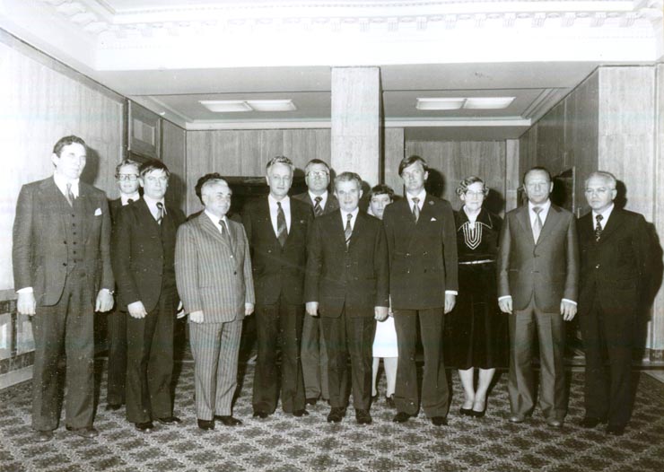 Preşedintele Nicolae Ceauşescu a primit delegaţia parlamentară finlandeză, condusă de Ahti Pekkala, preşedintele Parlamentului, vicepreşedintele Partidului de Centru care vizitează ţara noastră la invitaţia Marii Adunări Naţionale. Au participat: Nicolae Giosan – preşedintele M.A.N., Aneta Spornic – vicepreşedintele M.A.N. şi Iancu Drăgan – deputat. (13.X.1978)