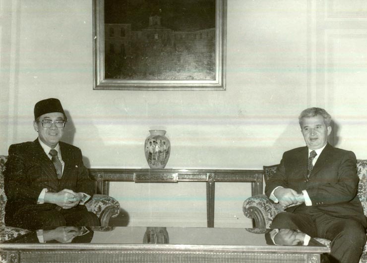 Preşedintele Nicolae Ceauşescu l-a primit pe preşedintele Statului Malayeziei, Tan Sri Datuk Haji Omar Yoke Lin Ong, care, la invitaţia Marii Adunări Naţionale, face o vizită în ţara noastră. La întrevedere a participat Nicolae Giosan, preşedintele M.A.N.(17.X.1978)