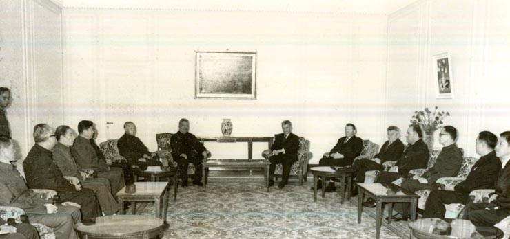 Nicolae Ceauşescu, secretar general al P.C.R., preşedintele R.S.R., a primit delegaţia de activişti ai P.C. Chinez, în frunte cu Tien In, prim-secretar al Comitetului provincial Geţiang al P.C. Chinez, şi Cien-Peisien, prim-secretar al Comitetului provincial Hubei al P.C. Chinez, care, la invitaţia C.C. al P.C.R., efectuează o vizită în ţara noastră.Au participat: Iosif Banc, Iosif Uglar, Vasile Muşat.(26.X.1978)