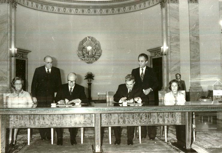 La invitaţia lui Nicolae Ceauşescu, preşedintele R.S.R., şi a Elenei Ceauşescu, dr. Rudolf Kirchschläger, preşedintele federal al Republicii Austria, împreună cu doamna Herma Kirchschläger au făcut, în perioada 8-11.XI.1978, o vizită de stat în ţara noastră. Aspect de la ceremonia semnării Comunicatului comun între R.S.R. şi Republica Austria. (11.XI.)(8-11.XI.1978)