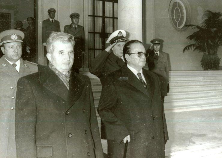Vizita de prietenie în R.S.F. Iugoslavia a preşedintelui Nicolae Ceauşescu, întreprinsă în zilele de 16 şi 17.XI.1978, la invitaţia preşedintelui Iosip Broz Tito.Ceremonia primirii la Palatul Alb de pe Dedinie, din Belgrad.(16-17.XI.1978)