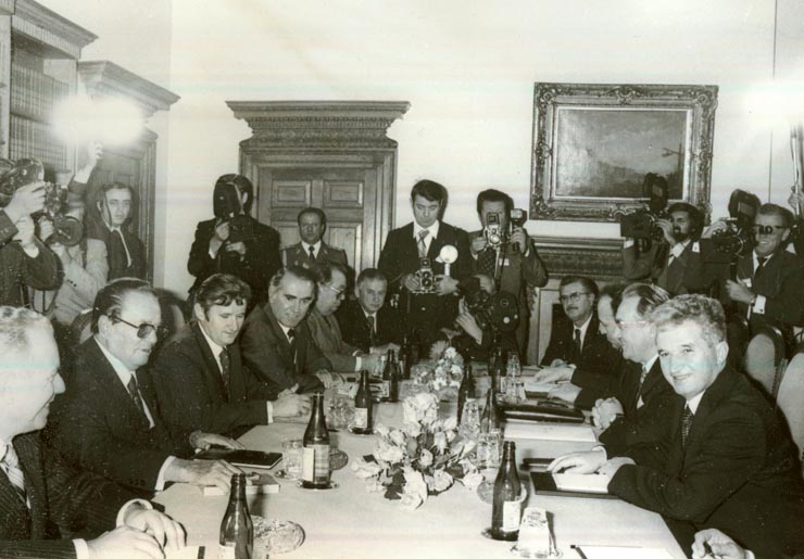 Aspect din timpul convorbirilor româno-iugoslave, ce au avut loc la Palatul Alb de pe Dedinie din Belgrad, cu ocazia vizitei de prietenie a delegaţiei României, condusă de preşedintele Nicolae Ceauşescu, care, la invitaţia preşedintelui Uniunii Comuniştilor din Iugoslavia, Iosif Broz Tito, a vizitat această ţară în zilele de 16 şi 17.XI.1978.(16-17.XI.1978)