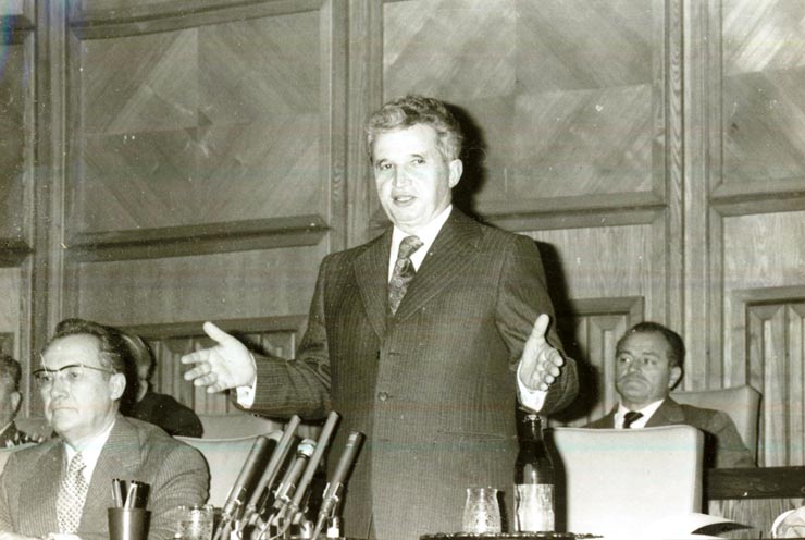 Întâlnirea lui Nicolae Ceauşescu, secretar general al P.C.R., preşedintele R.S.R., Comandantul Suprem al Forţelor Armate, la sediul C.C. al P.C.R., cu reprezentanţi ai Armatei şi ai Ministerului de Interne, cărora le-au fost prezentate problemele ce privesc politica internaţională a ţării, activitatea şi poziţia României la Consfătuirea de la Moscova a Comitetului Politic Consultativ al statelor participante la Tratatul de la Varşovia.(27.XI.1978)