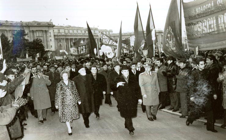 După terminarea Sesiunii solemne comune consacrată sărbătoririi a şase decenii de la făurirea statului naţional unitar român, mii de cetăţeni ai Capitalei, adunaţi în marea piaţă a Palatului Republicii, i-au salutat pe Nicolae Ceauşescu şi pe ceilalţi conducători de partid şi de stat.(1.XII.1978)