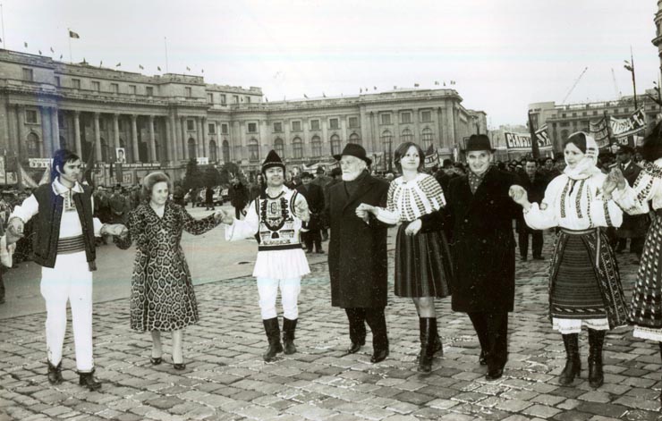 După terminarea Sesiunii solemne comune consacrată sărbătoririi a şase decenii de la făurirea statului naţional unitar român, mii de cetăţeni ai Capitalei, adunaţi în marea piaţă a Palatului Republicii, i-au salutat pe Nicolae Ceauşescu şi pe ceilalţi conducători de partid şi de stat, care s-au prins în hora Unirii.(1.XII.1978)