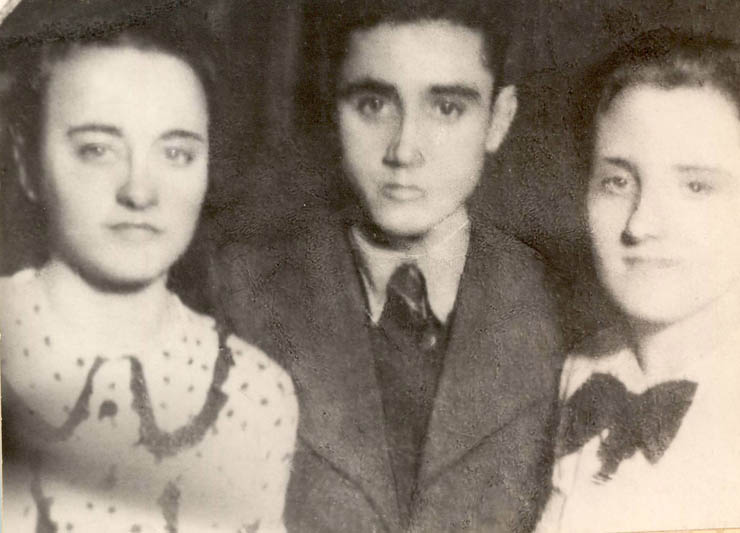 Elena Ceauşescu împreună cu fraţii Aurelia şi Vasile Tudor la un bal organizat de U.T.C.