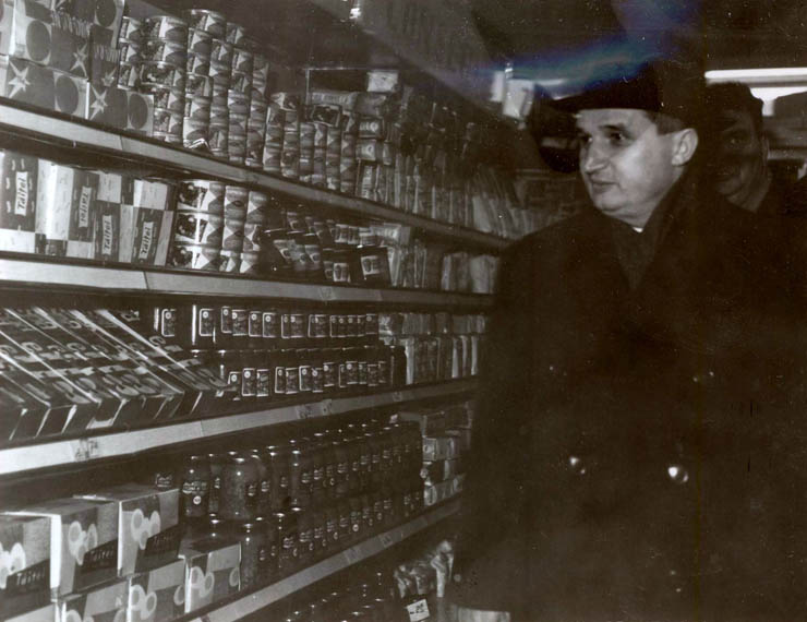 Piteşti, februarie 1965. Nicolae Ceauşescu vizitând noul magazin de autoservire din cartierul „Bucureşti”. (febr.1965)