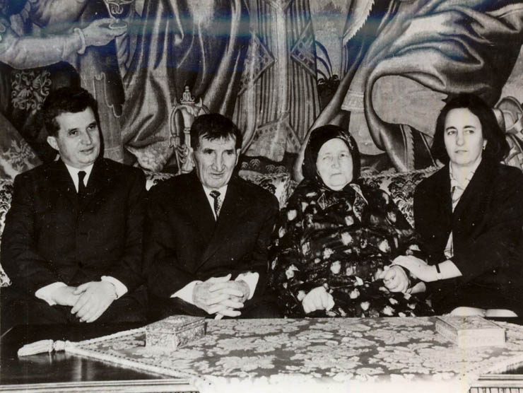 Nicolae Ceauşescu cu soţia şi părinţii. (1968)