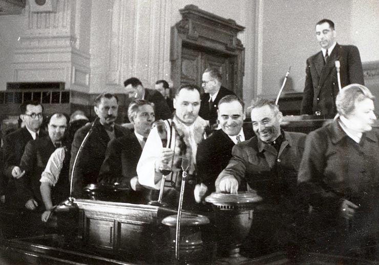 Gheorghe Gheorghiu –Dej, Vasile Luca, Marin Florea Ionescu, Ana Pauker, Gh. Florescu, C. Pârvulescu, la cea de-a 10-a sesiune a M.A.N. în timpul votării bugetului de stat al R.P.R. pe anul 1951.  (7.IV.1951).