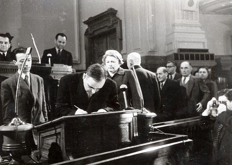 Gheorghe Gheorghiu –Dej, Ana Pauker, Petru Groza, Chişinevselu Iosif, Lothar Rădăceanu, Miron Constantinescu, Vinţe Ion, la cea de-a 10-a sesiune a M.A.N. semnând Apelul pentru un Pact al Păcii. (7.04.1951).