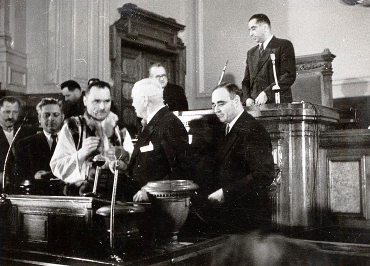 Gheorghe Gheorghiu –Dej, Petru Groza, Marin Florea Ionescu, Gh. Florescu la cea de-a 10-a sesiune a M. A.N. în cadrul căreia s-a votat bugetul de stat al R.P.R. pe anul 1951 şi s-a semnat Apelul pentru un Pact al Păcii (7.IV.1951).