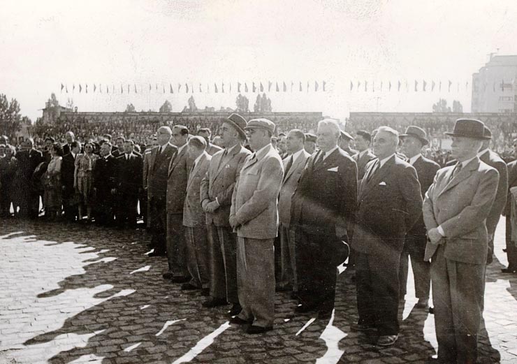 Gheorghe Gheorghiu –Dej, Kavtaradze, Chişinevselu Iosif, Al. Moghioroş, Traian Săvulescu, C.I.Parhon, Vasile Luca,  Mihail Sadoveanu, Gh. Apostol, Rădăceanu Lothar, la solemnitatea dezvelirii statuii lui I.V. Stalin şi inaugurarea parcului de cultură şi odihnă „I.V. Stalin”. (1.05.1951).