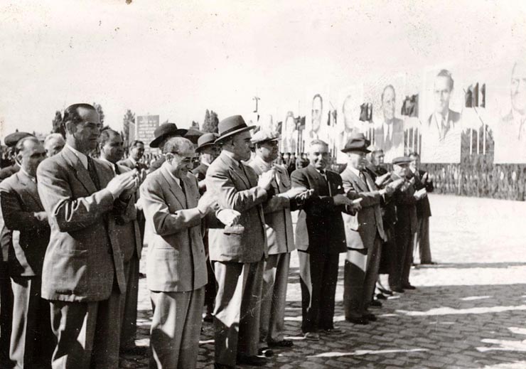 Gheorghe Gheorghiu Dej, Ş.I. Kavtaradze, Chişinevselu Iosif, Al. Moghioroş, Vasile Luca, Ana Pauker, C.I.Parhon, Teohari Georgescu, Gh. Apostol, la solemnitatea dezvelirii statuii lui I.V. Stalin şi inaugurarea parcului de cultură şi odihnă „I.V. Stalin”. (1.05.1951).