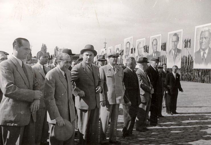 Gheorghe Gheorghiu –Dej, Ş.I. Kavtaradze, Chişinevselu Iosif, Al. Moghioroş, Vasile Luca, Petru Groza, C.I.Parhon, Gh. Apostol,  la solemnitatea dezvelirii statuii lui I.V. Stalin şi inaugurarea parcului de cultură şi odihnă „I.V. Stalin”. (1.05.1951).