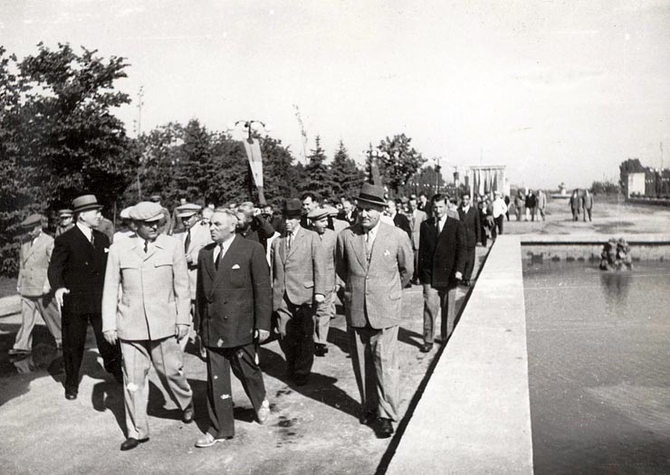Gheorghe Gheorghiu –Dej, Vasile Luca,  Ş.I. Kavtaradze, Petru Groza, Ana Pauker, Petre Borilă, Gh. Apostol, C.I.Parhon, Şt. Voitec, vizitând parcul de cultură şi odihnă „I.V. Stalin”, după inaugurare. (1.05.1951).