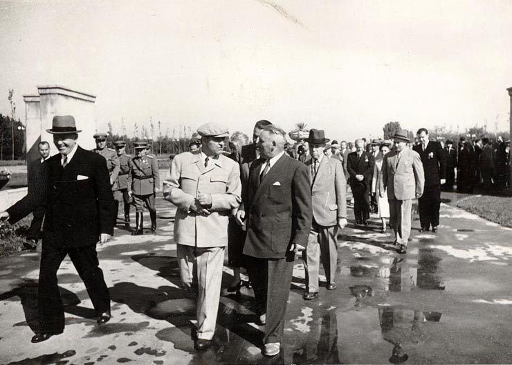 Gheorghe Gheorghiu –Dej, Vasile Luca,  Ş.I. Kavtaradze, Petru Groza, C.I.Parhon, Şt. Voitec, vizitând parcul de cultură şi odihnă „I.V. Stalin”, după inaugurare. (1.05.1951).