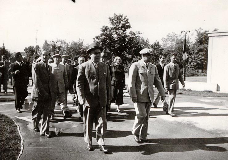 Gheorghe Gheorghiu Dej, Petru Groza, Ş.I. Kavtaradze, Al. Moghioroş, Gh. Stoica, Ana Pauker, vizitând parcul de cultură şi odihnă „I.V. Stalin”, după inaugurare. (1.05.1951).