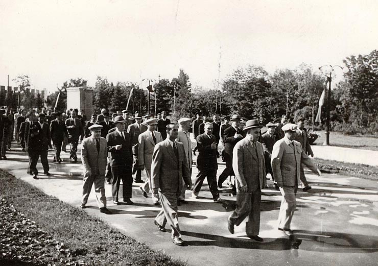 Gheorghe Gheorghiu –Dej, Petru Groza, Ş.I. Kavtaradze, Al. Moghioroş, Gh. Stoica, Petre Borilă, Rădăceanu Lothar, Teohari Georgescu, Vasile Luca, Gh. Apostol, vizitând parcul de cultură şi odihnă „I.V. Stalin”, după inaugurare. (1.05.1951).