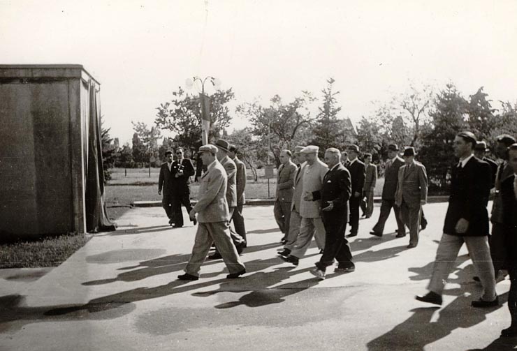 Gheorghe Gheorghiu –Dej, Petru Groza, Vasile Luca, Gh. Stoica, vizitând parcul de cultură şi odihnă „I.V. Stalin”, după inaugurare. (1.05.1951).