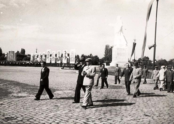 Gheorghe Gheorghiu –Dej, Petru Groza, Vasile Luca, Ş.I. Kavtaradze după inaugurarea parcului de cultură şi odihnă „I.V. Stalin”, îndreptându-se spre tribuna oficială pentru a primi defilarea oamenilor muncii. (1.05.1951).