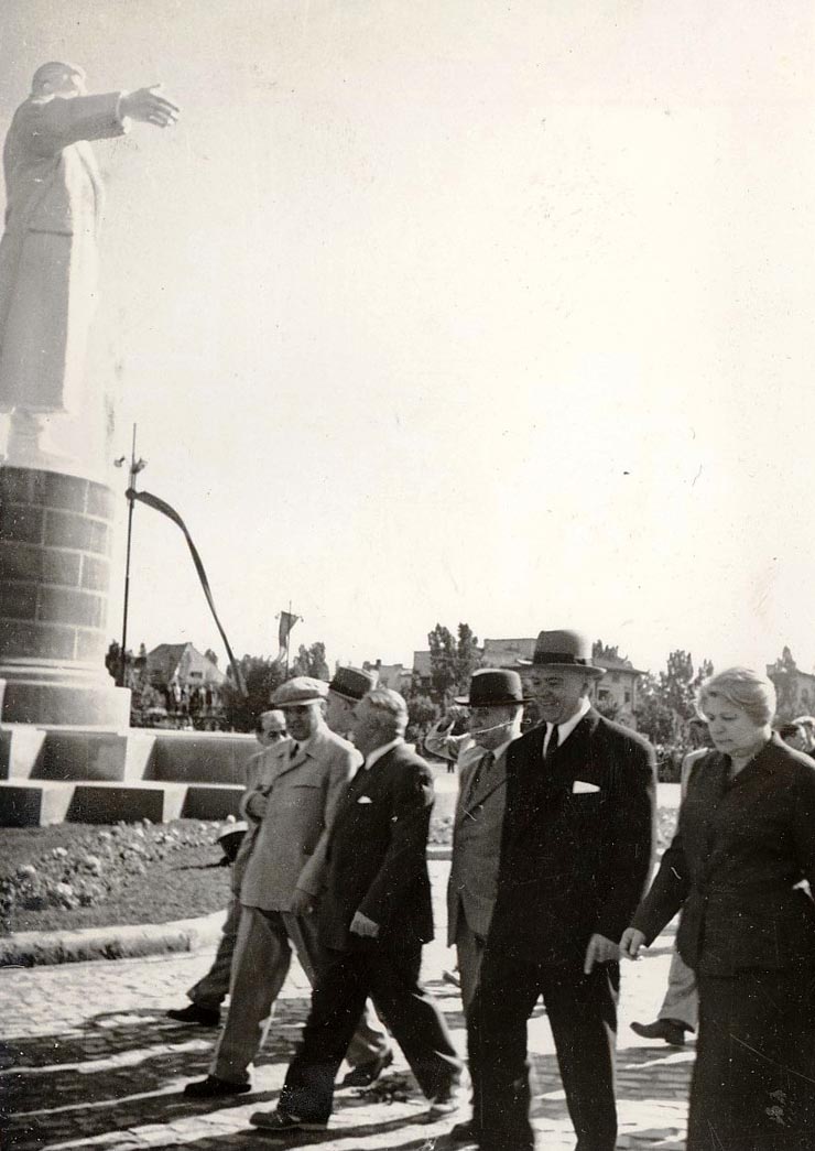 Gheorghe Gheorghiu –Dej, Petru Groza, Vasile Luca, Ana Pauker, C.I.Parhon, Chişinevselu Iosif îndreptându-se spre parcul de cultură şi odihnă „I.V. Stalin”, cu prilejul inaugurării acestuia. (1.05.1951).