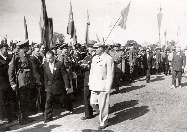Gheorghe Gheorghiu –Dej, Petru Groza, în aclamaţiile oamenilor muncii adunaţi în piaţa I.V. Stalin cu prilejul  zilei de 1 Mai, se îndreaptă spre tribuna oficială pentru a primi defilarea. (1.05.1951).