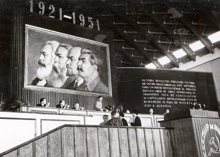 Dej, Rădăceanu Lothar, Al. Moghioroş, Gh. Stoica, C. Pâr vulescu, Vasile Luca, Chişinevselu Iosif la masa prezidiului de la adunarea solemnă în cinstea celei de-a 30-a aniversări a întemeierii P.C.R. (sala Expoziţiei din Parcul de cultură şi odihnă). (8.05.1951).