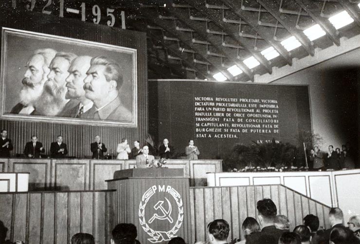 Gheorghe Gheorghiu –Dej rostindu-şi expunerea la tribuna adunării solemne pentru aniversarea a 30 de ani de la întemeierea P.C.R. (sala Expoziţiei din Parcul de cultură şi odihnă). (8.05.1951).