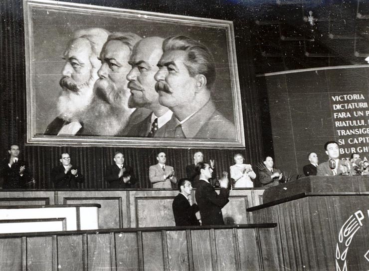 Dej, Rădăceanu Lothar, Al. Moghioroş, Gh. Stoica, Vasile Luca, Chişinevselu Iosif, Teohari Georgescu, Ana Pauker la masa prezidiului de la adunarea solemnă în cinstea celei de-a 30-a aniversări a întemeierii P.C.R. (sala Expoziţiei din Parcul Herăstrău). (8.05.1951).