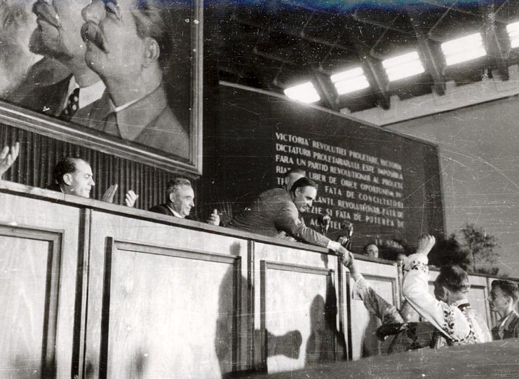 Gheorghe Gheorghiu –Dej, Rădăceanu Lothar, Al. Moghioroş, Gh. Stoica, Vasile Luca, Chişinevselu Iosif la masa prezidiului de la adunarea solemnă în cinstea celei de-a 30-a aniversări a întemeierii P.C.R. (sala Expoziţiei din Parcul Herăstrău). (8.05.1951).