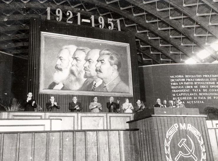 Gheorghe Gheorghiu –Dej, Rădăceanu Lothar, Al. Moghioroş, Gh. Stoica, Vasile Luca, Chişinevselu Iosif, Teohari Georgescu, Ana Pauker, la masa prezidiului de la adunarea solemnă în cinstea celei de-a 30-a aniversări a întemeierii P.C.R. (sala Expoziţiei din Parcul Herăstrău). (8.05.1951).
