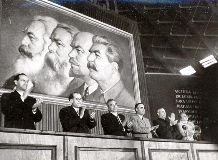 Gheorghe Gheorghiu –Dej, Al. Moghioroş, Gh. Stoica, Vasile Luca, Chişinevselu Iosif, Ana Pauker în prezidiul adunării solemne convocată în cinstea celei de-a 30 –a aniversări a întemeierii P.C.R.  – sala de expoziţii din parcul de cultură ţi odihnă). (8.05.1951).