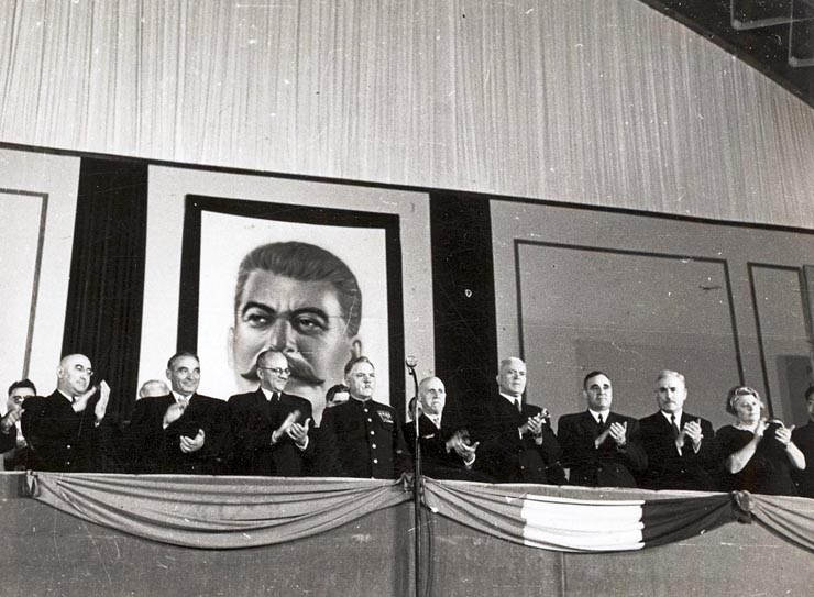 Gheorghe Gheorghiu –Dej, Petru Groza, Vasile Luca, Ana Pauker, C.I.Parhon, M. B. Mitin, A.E. Bogomolov, mareşalul K.E. Vorosilov, Kavtaradze, în prezidiul adunării festive convocată în cinstea celei de-a 7 –a aniversări a eliberării României (Sala de expoziţii din Parcul Herăstrău). (22.08.1951).