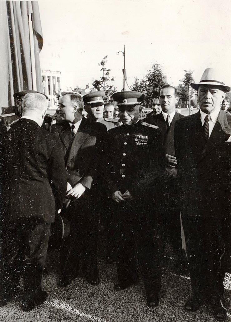 Gheorghe Gheorghiu –Dej, Petru Groza, Emil Bodnăraş, K.E. Vorosilov, Al. Moghioroş, Chivu Stoica, Kavtaradze la solemnitatea de la monumentul Eroilor Sovietici din Piaţa Victoriei, în ajunul celei de-a 7-a aniversări a eliberării României. (22.08.1951).