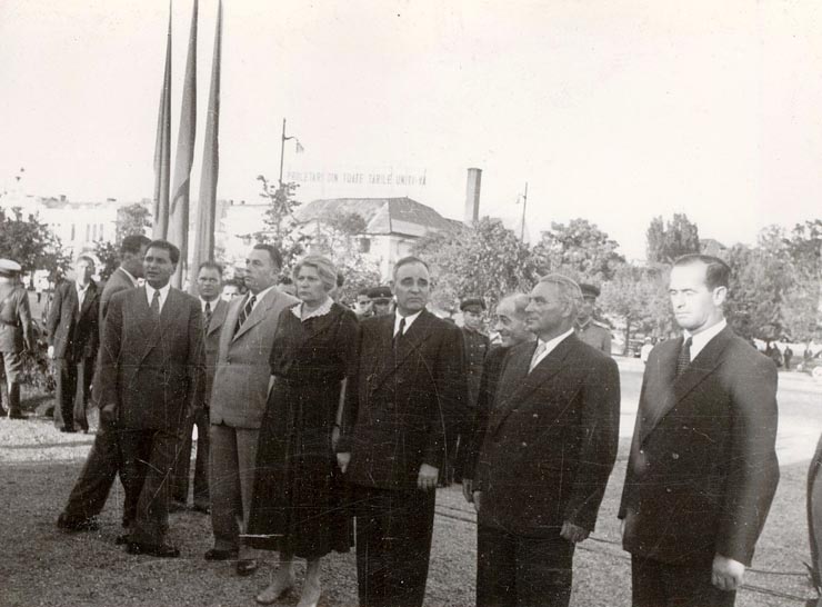 Gheorghe Gheorghiu –Dej, Ana Pauker, Vasile Luca, Al. Moghioroş, Vasile Vaida, Gh. Apostol la solemnitatea de la monumentul Eroilor Sovietici din Piaţa Victoriei, în ajunul celei de-a 7-a aniversări a eliberării României, pentru cinstirea eroilor sovietici care şi-au jertfit viaţa pentru eliberarea ţării noastre. (22.08.1951).