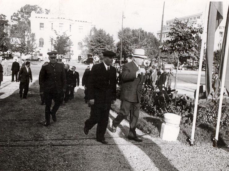 Gheorghe Gheorghiu –Dej, Petru Groza, Emil Bodnăraş îndreptându-se spre monumentul Eroilor Sovietici din Piaţa Victoriei unde a avut loc o solemnitate pentru cinstirea eroilor sovietici care şi-au jertfit viaţa pentru eliberarea ţării noastre. (22.08.1951).