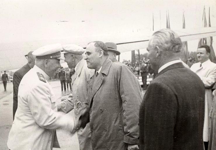 Gheorghe Gheorghiu –Dej strânge mâna lui K.E. Vorosilov sosit în ţara noastră pentru a participa la manifestaţia organizată cu prilejul zilei de 23 august (Aeroportul Băneasa). (22.08.1951).