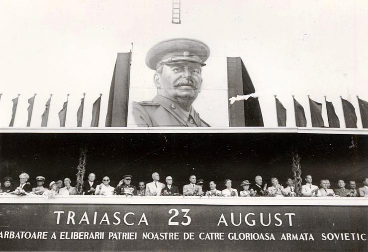 Gheorghe Gheorghiu –Dej, Petru Groza, K.E. Vorosilov, Vasile Luca, Kavtaradze Sofia, Kavtaradze S.I., Mia Groza, Teohari Georgescu, C.I.Parhon, Ana Pauker, Petre Borilă, Al. Moghioroş, Chişinevselu Iosif în tribuna oficială din Piaţa Aviatorilor cu prilejul sărbătoririi zilei de 23 august 1951. (23.08.1951).