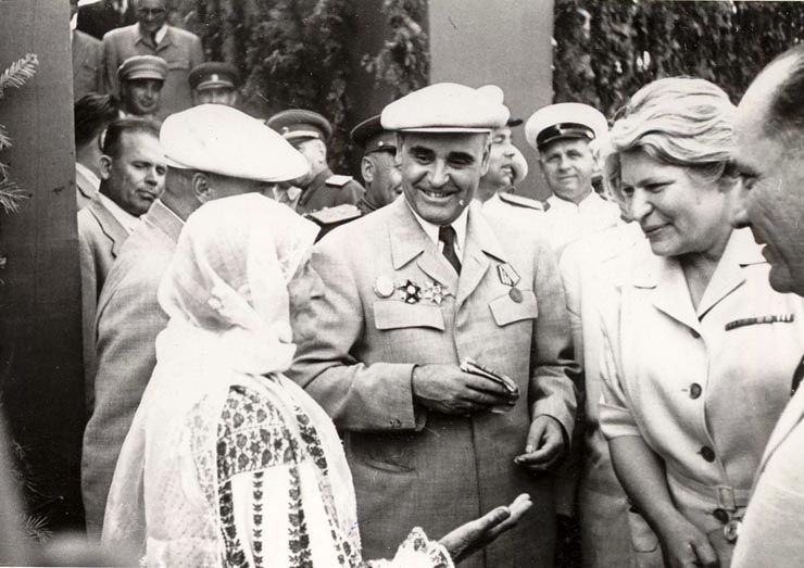 Gheorghe Gheorghiu –Dej, Ana Pauker, C. Pârvulescu, Teohari Georgescu şi alte persoane întreţinându-se cu mama lui C. Pârvulescu cu prilejul sărbătoririi zilei de 23 august 1951. (23.08.1951).