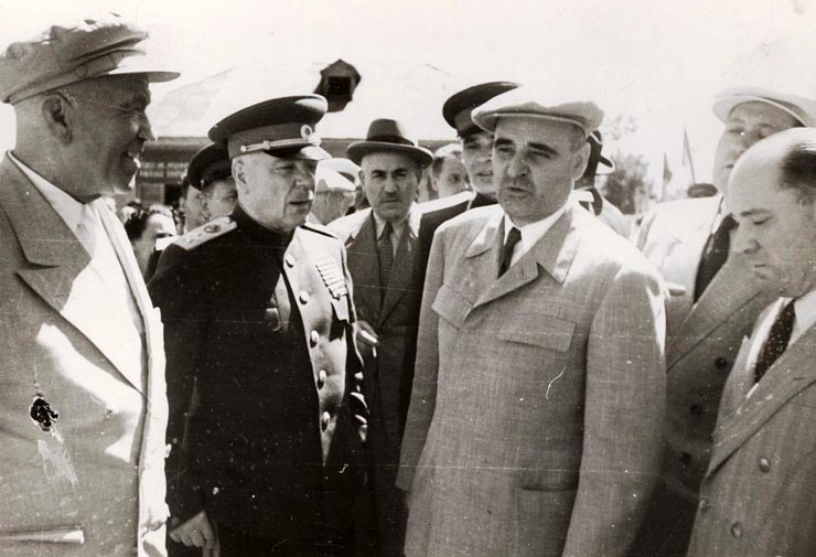 Gheorghe Gheorghiu –Dej, Petru Groza, Teohari Georgescu, Kavtaradze S.I, K.E. Vorosilov,  Leonte Răutu în timpul vizitei la gospodăria colectivă „Drumul lui Lenin”, satul Livedea, reg. Bucureşti.   (24.08.1951).