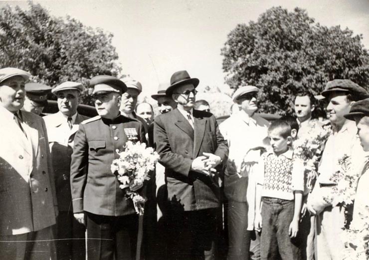 Gheorghe Gheorghiu –Dej, Leonte Răutu, Gh. Stoica însoţind pe mareşalul K.E. Vorosilov în timpul vizitei de G.A.C. „Drumul lui Lenin”, satul Livedea, reg. Bucureşti.   (24.08.1951).