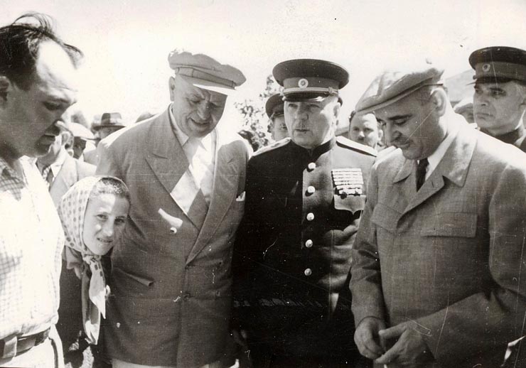Gheorghe Gheorghiu –Dej, Petru Groza, K.E. Vorosilov în vizită la Gospodăria Agricolă Colectivă . „Drumul lui Lenin”, satul Livedea, reg. Bucureşti.   (24.08.1951).