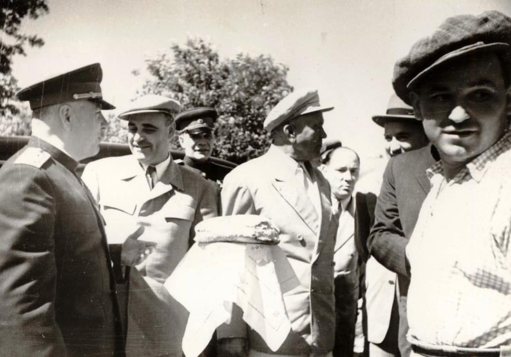 Gheorghe Gheorghiu –Dej, Petru Groza, K.E. Vorosilov, Teohari Georgescu primiţi cu tradiţionala pâine şi sare cu prilejul vizitei făcute la G.A.C. „Drumul lui Lenin”, satul Livedea, reg. Bucureşti.  (24.08.1951).
