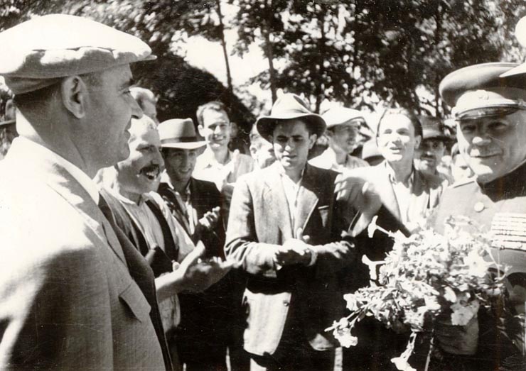 Gheorghe Gheorghiu –Dej şi delegaţia sovietică condusă de mareşalul K.E. Vorosilov care a participat la sărbătorirea zilei de 23 august, făcând o vizită la G.A.C. „Drumul lui Lenin”, satul Livedea, reg. Bucureşti. (24.08.1951).