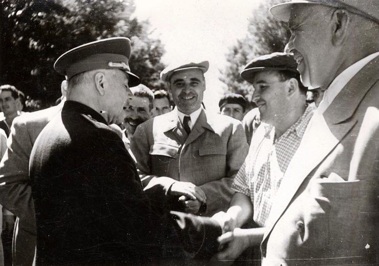 Gheorghe Gheorghiu –Dej strânge mâna colectiviştilor cu prilejul vizitei făcute la G.A.C. „Drumul lui Lenin”, satul Livedea, reg. Bucureşti. (24.08.1951).