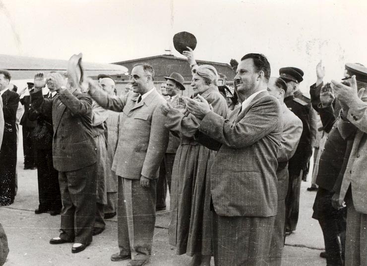 Gheorghe Gheorghiu –Dej (alături de Ana Pauker, Vasile Luca, Teohari Gerogescu şi alţii) salutând plecarea spre patrie a delegaţiei guvernamentale sovietice condusă de mareşalul K.E. Vorosilov, care ne-a vizitat ţara cu prilejul sărbătoririi zilei de 23 august 1951. (25.08.1951).